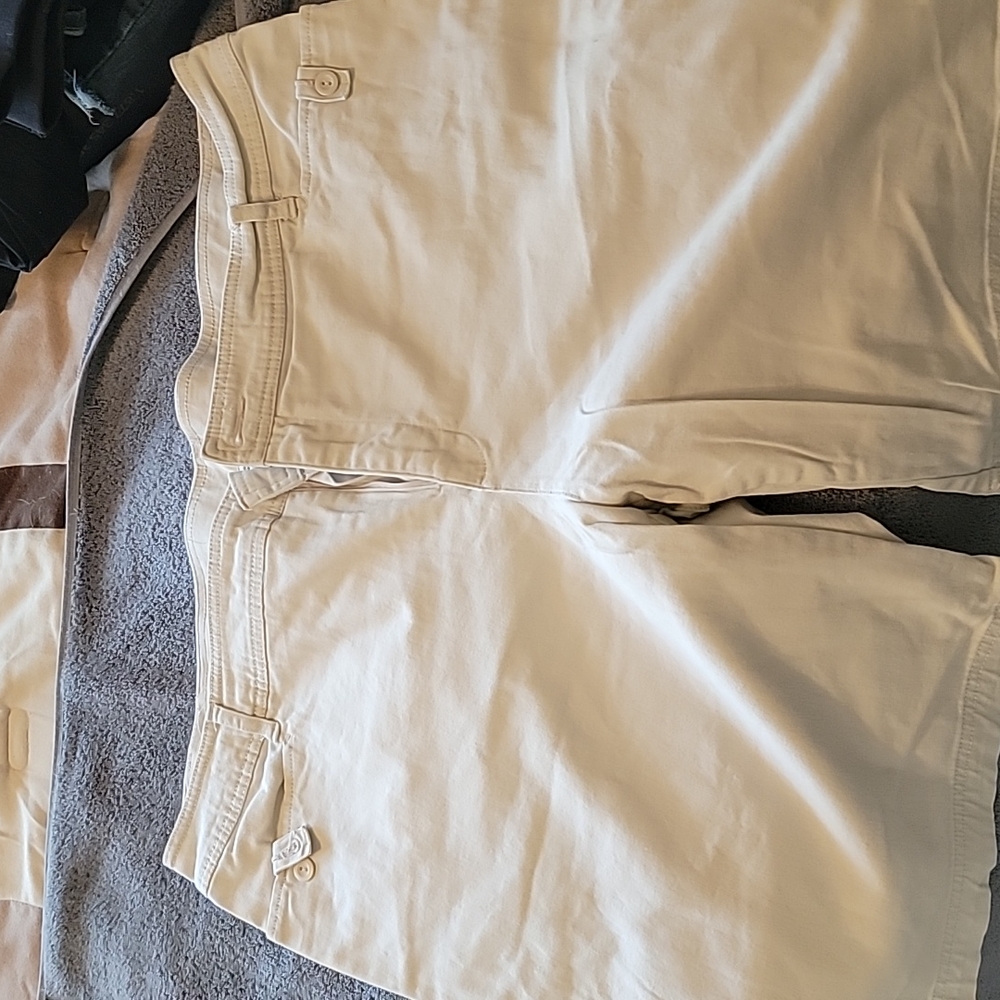 Tan Bermuda Shorts with Relaxed Style - Picture 5 of 8
